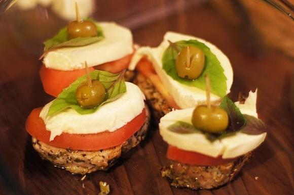 Polędwiczki z mozzarellą, pomidorami i oliwkami