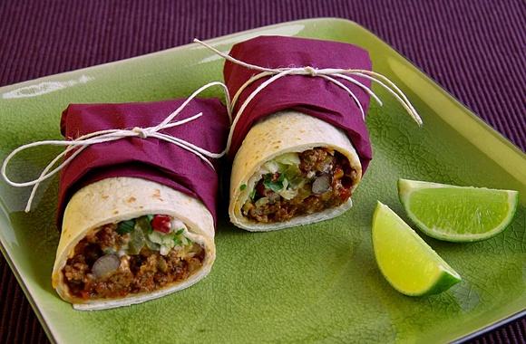 Burrito z wołowiną fasolą i papryką