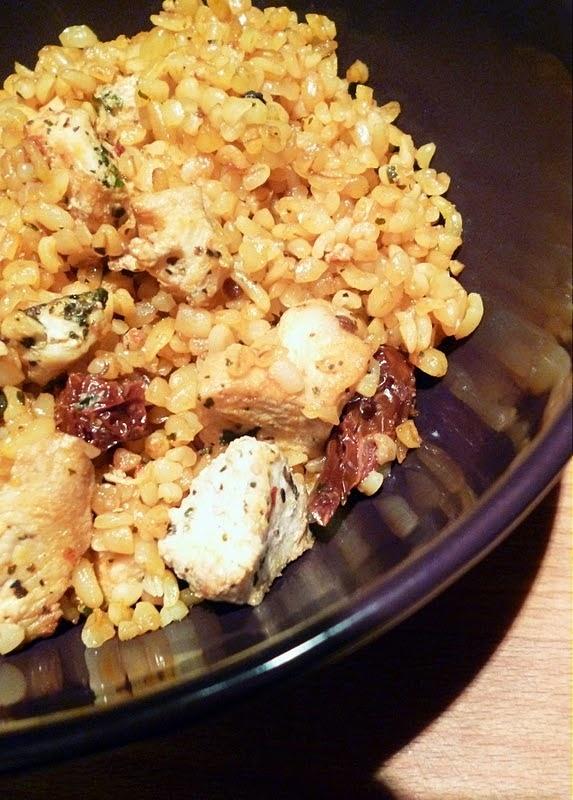Kasza bulgur z suszonymi pomidorami i kurczakiem