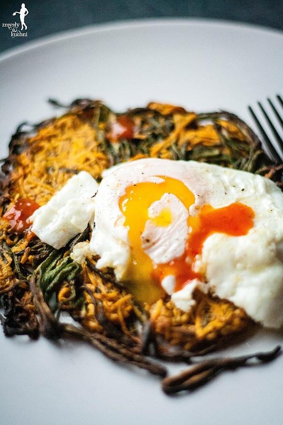 Pieczone warzywne rösti z sadzonym jajem na śniadanie