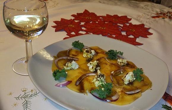 Carpaccio z sharonem z pikantnym twarogiem w oliwie