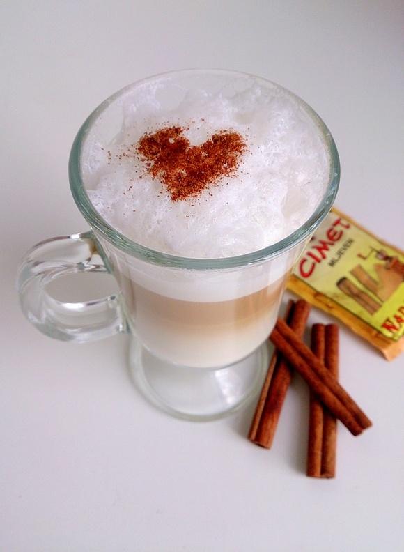 Cynamonowe latte macchiato - prosty przepis na elegancką kawę
