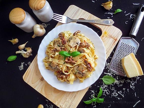 Tagliatelle z grzybami i suszonymi pomidorami w sosie śmietanowo-czosnkowym