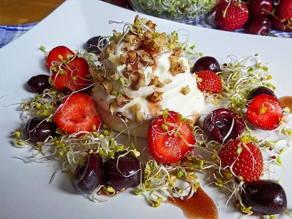 Śnieżka z kiełkami rzodkiewki, orzechami włoskimi i owocami w sosie balsamicznym