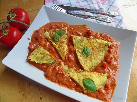 Omlet z wędzonym kurczakiem w sosie pomidorowym