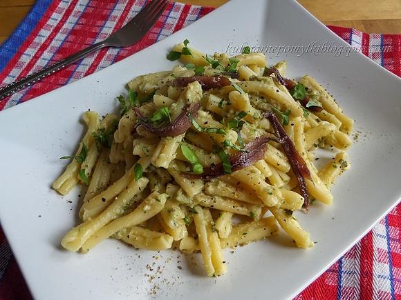 Makaron z cukiniowym pesto i anchois