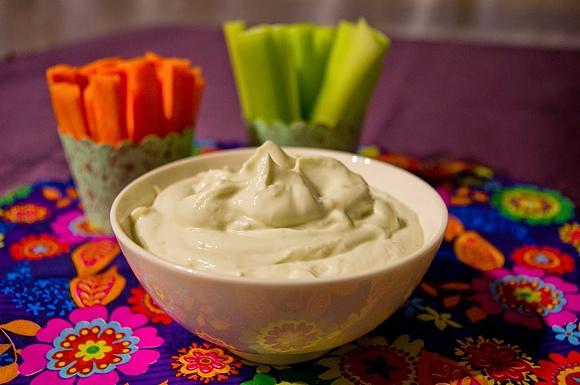 Dip z gorgonzoli i serka kremowego dla miłośników mocnych smaków