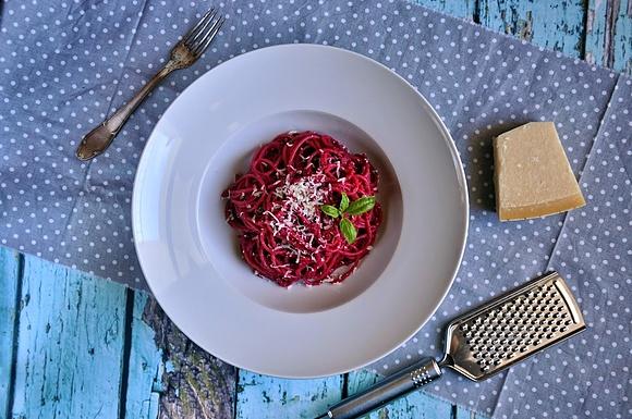 Spaghetti z pesto z buraków