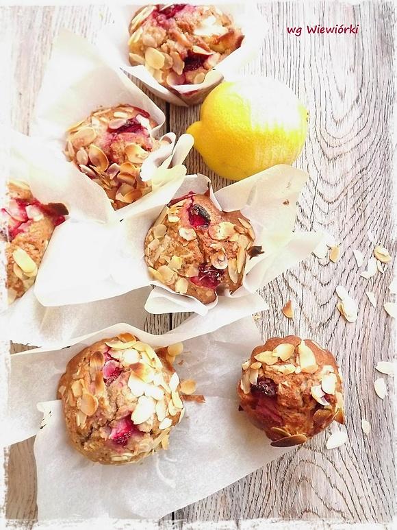Muffiny migdalowe z jabłkiem i truskawkami pomysł na weekendowe słodkości