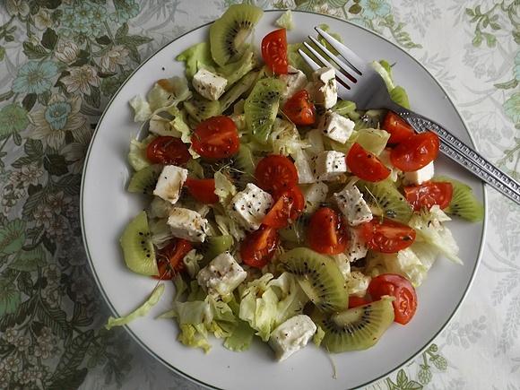 Sałatka z fetą i kiwi