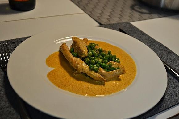 Delikatny kurczak w czerwonym curry z groszkiem