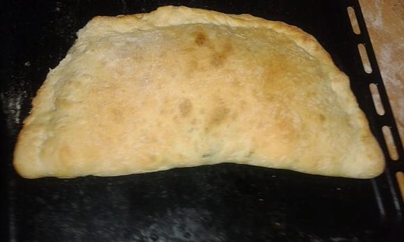 Calzone - włoska pizza w kształcie pieroga z nadzieniem