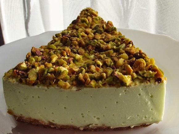 Lekkie ciasto sernik na zimno z pistacjami
