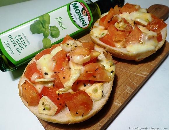 Bruschetta z pomidorami i mozzarellą