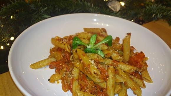 Pełnoziarniste penne rigate z pomidorami i kurkami