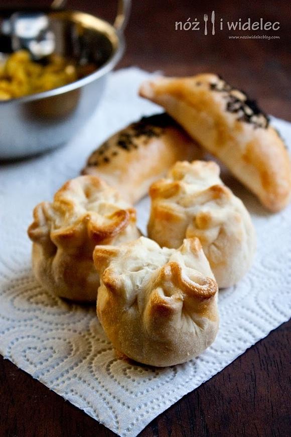Sakiewki i pierożki z ciecierzycą curry i chili