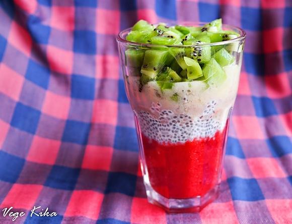 Kolorowy zdrowy deser z chia i owoce