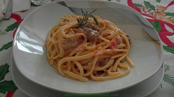 Makaron z białą kiełbasą, pomidorkami i śmietaną
