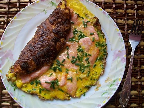 Omlet z wędzonym łososiem i szczypiorkiem