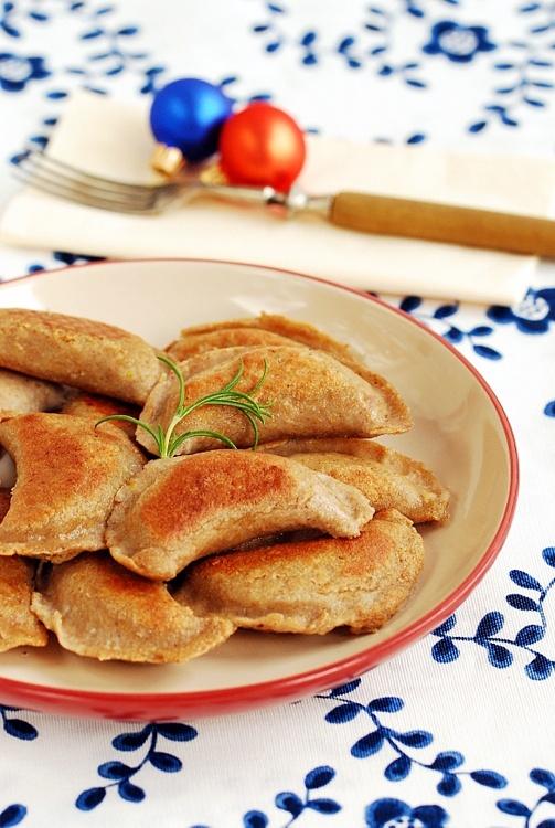 Wegańskie pierogi gryczane z ciecierzycą i jarmużem