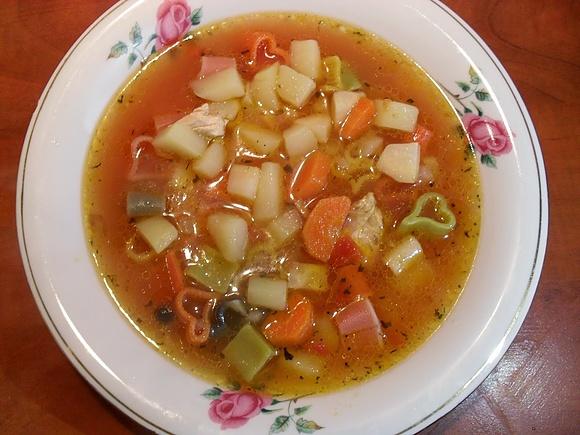 Włoska zupa ziemniaczana i bułeczki z kurczakiem i mozzarellą