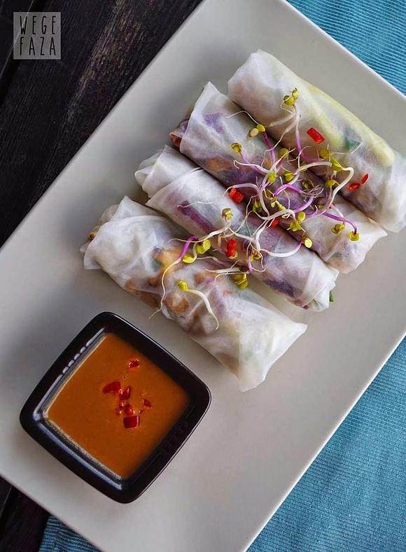 Spring rollsy z mango i czerwoną kapustą