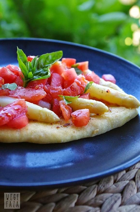 Ciasto na pizzę i włoskie pieczywo czosnkowe z świeżymi pomidorami