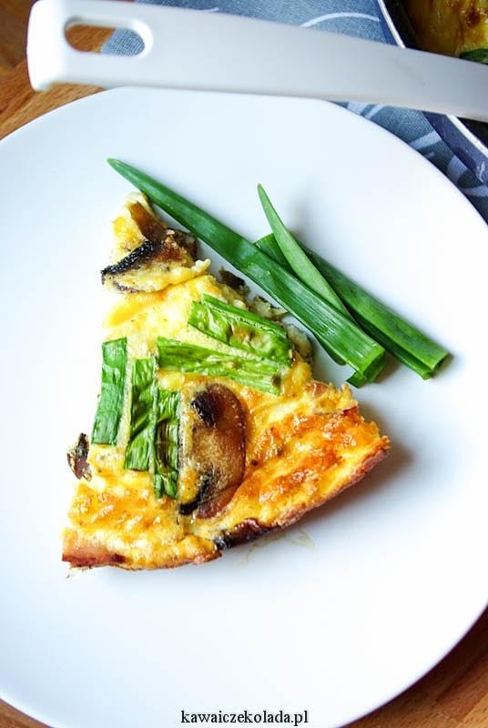 Frittata z pieczarkami, szynką i szczypiorkiem, idealna na śniadanie