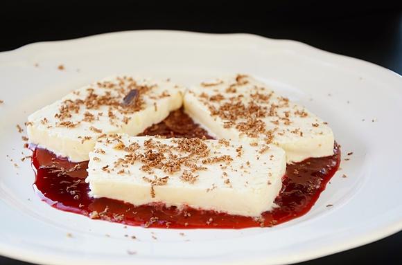 Semifreddo z białą czekoladą, malinowym sosem i czekoladową ziemią