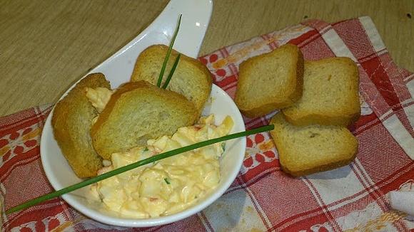 Pasta paprykowo-jajeczna ze szczypiorkiem