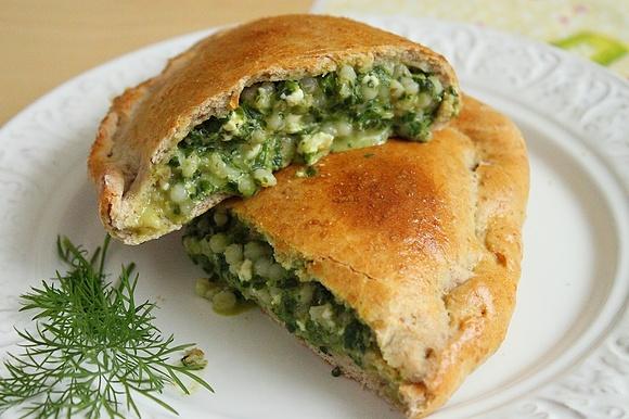 Calzone z kaszą i szpinakiem