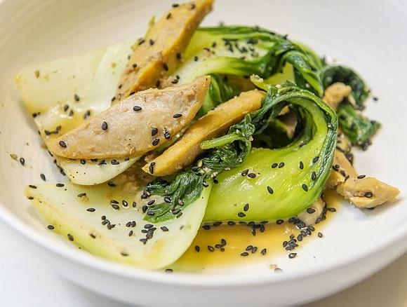 Bycze jądra z boczniakami i pak choi na woka