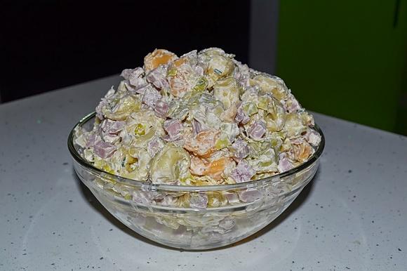 Sałatka z tortellini, szynką i porem
