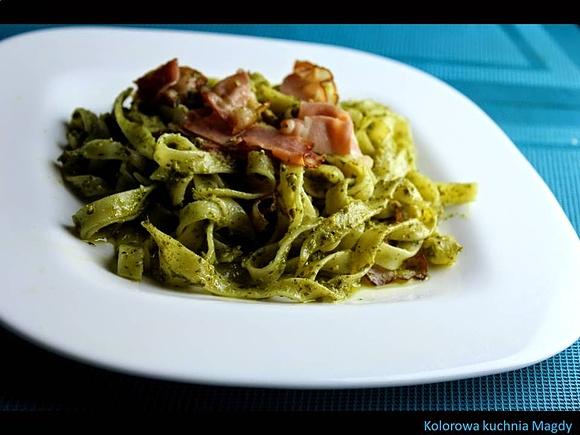Tagliatelle z pesto i szynką prosciutto