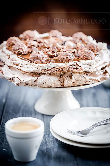 Nugatowy tort bezowy