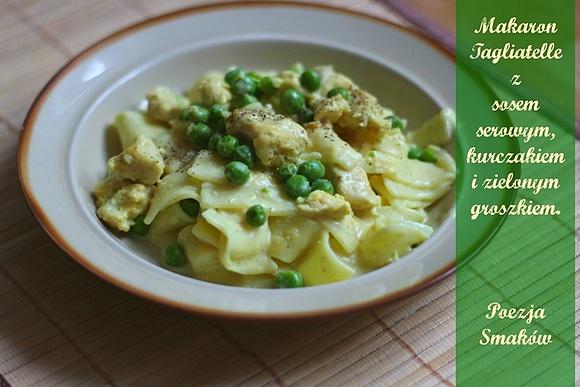 Tagliatelle z sosem serowym, kurczakiem i zielonym groszkiem