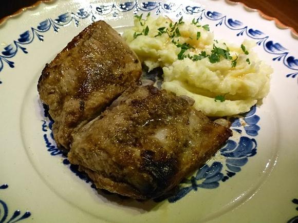 Żeberka w piwie miodowym