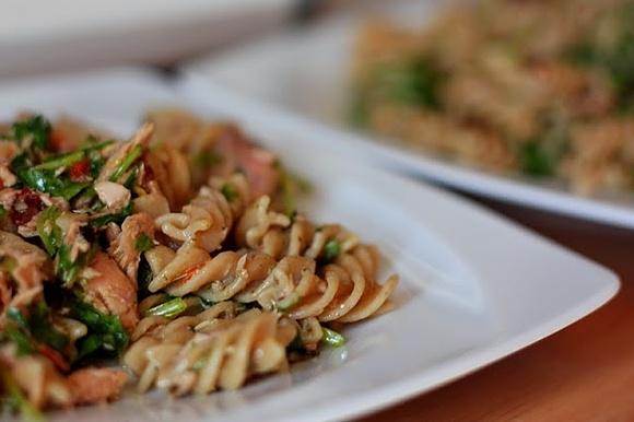 Fusilli z suszonymi pomidorami tuńczykiem i rukolą