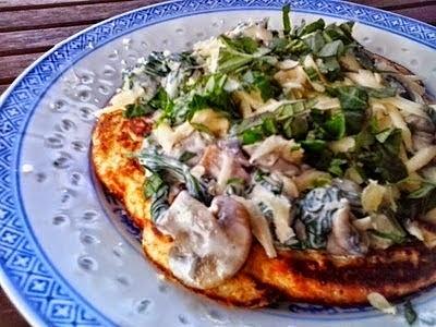 Omlet z mąki ciecierzycy ze szpinakiem i pieczarkami
