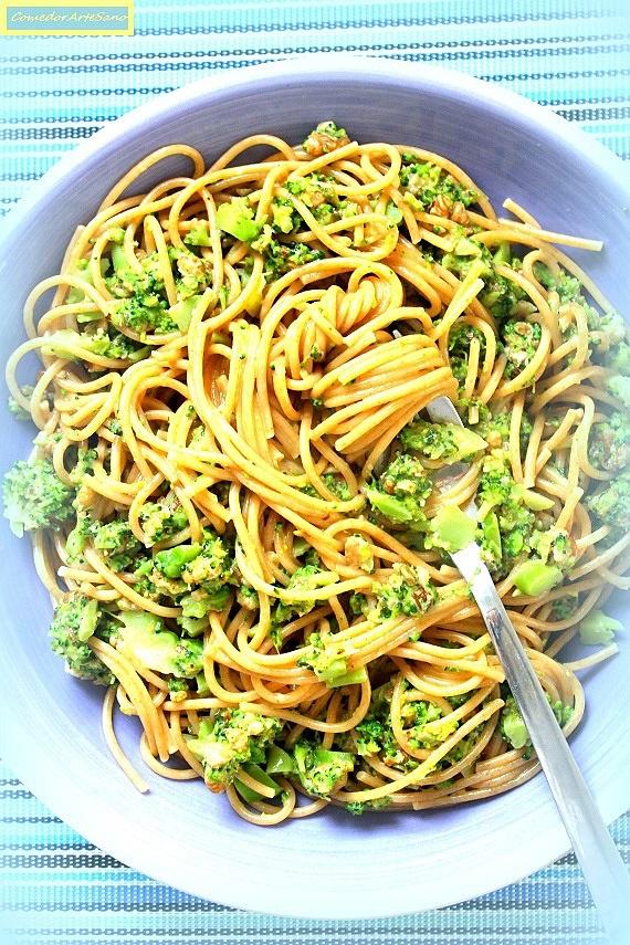 Pełnoziarniste spaghetti z brokułami, gorgonzolą i orzechami włoskimi