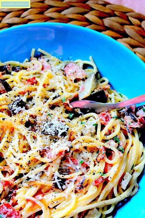 Spaghetti z bakłażanem, boczkiem i serkiem mascarpone