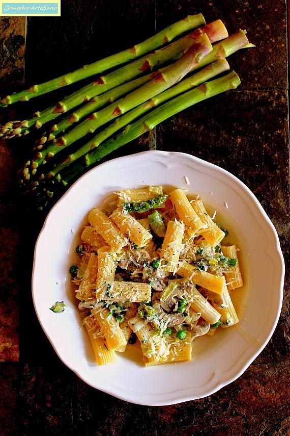 Rigatoni ze szparagami, pieczarkami i groszkiem