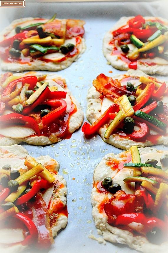 Mini pizza z grillowaną cukinią, papryką i bekonem