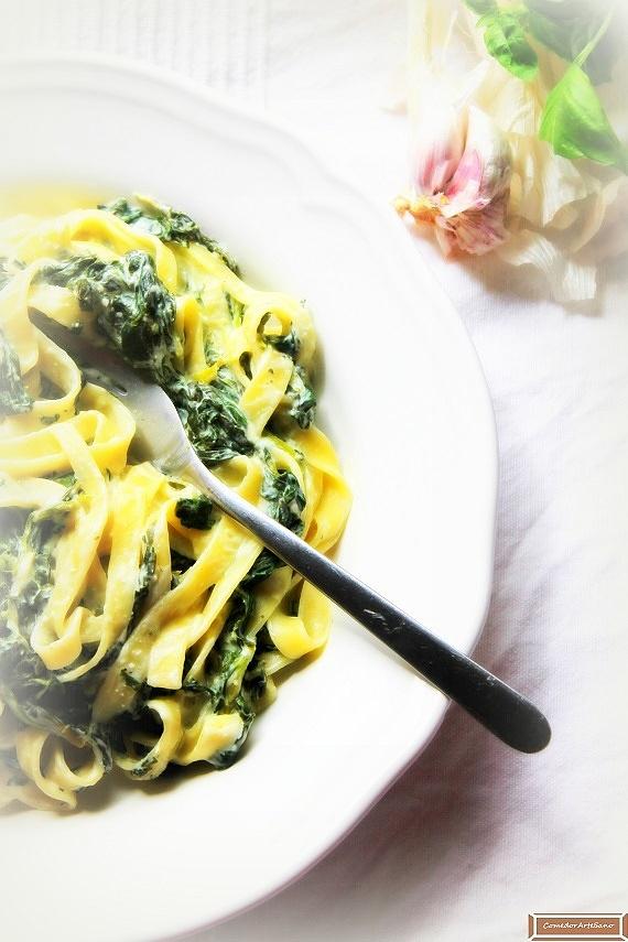 Kremowe tagliatelle ze szpinakiem i fetą