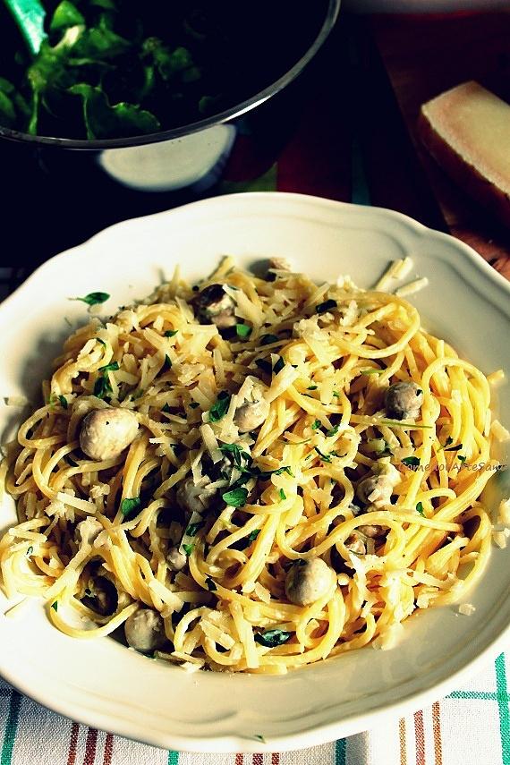 Spaghetti z małymi pieczarkami i sosem z pora