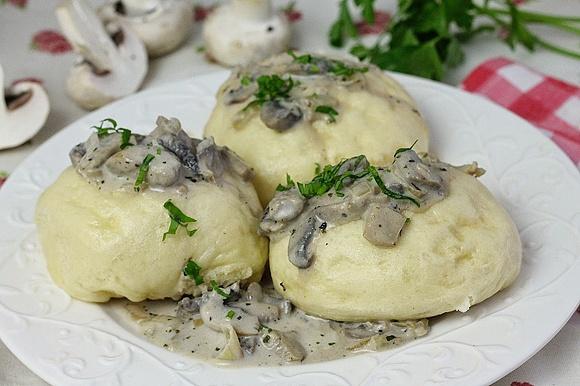 Domowe pyzy z sosem pieczarkowym