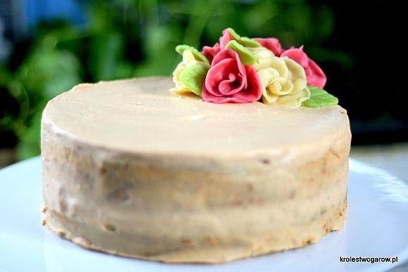 Tort makowo-migdałowy z różą