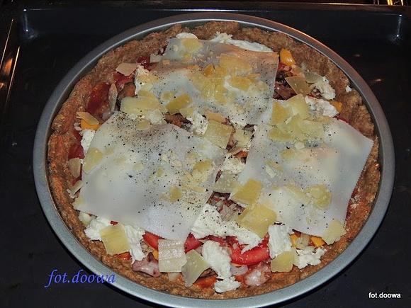 Pizza orkiszowa z owocami morza