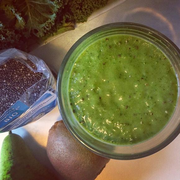 Zielone smoothie z jarmużem i nasionami chia