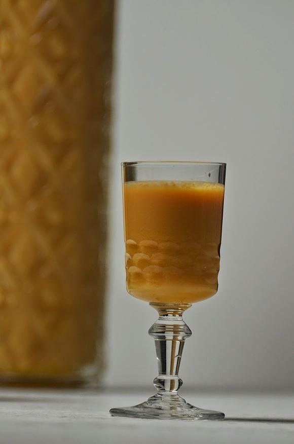 Likier kajmakowy na alkoholowy bazie, słodki i mocny napój alkoholowy